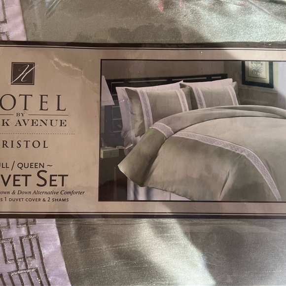 Full Queen Duvet Set - 1 Duvet Cover and 2 Shams